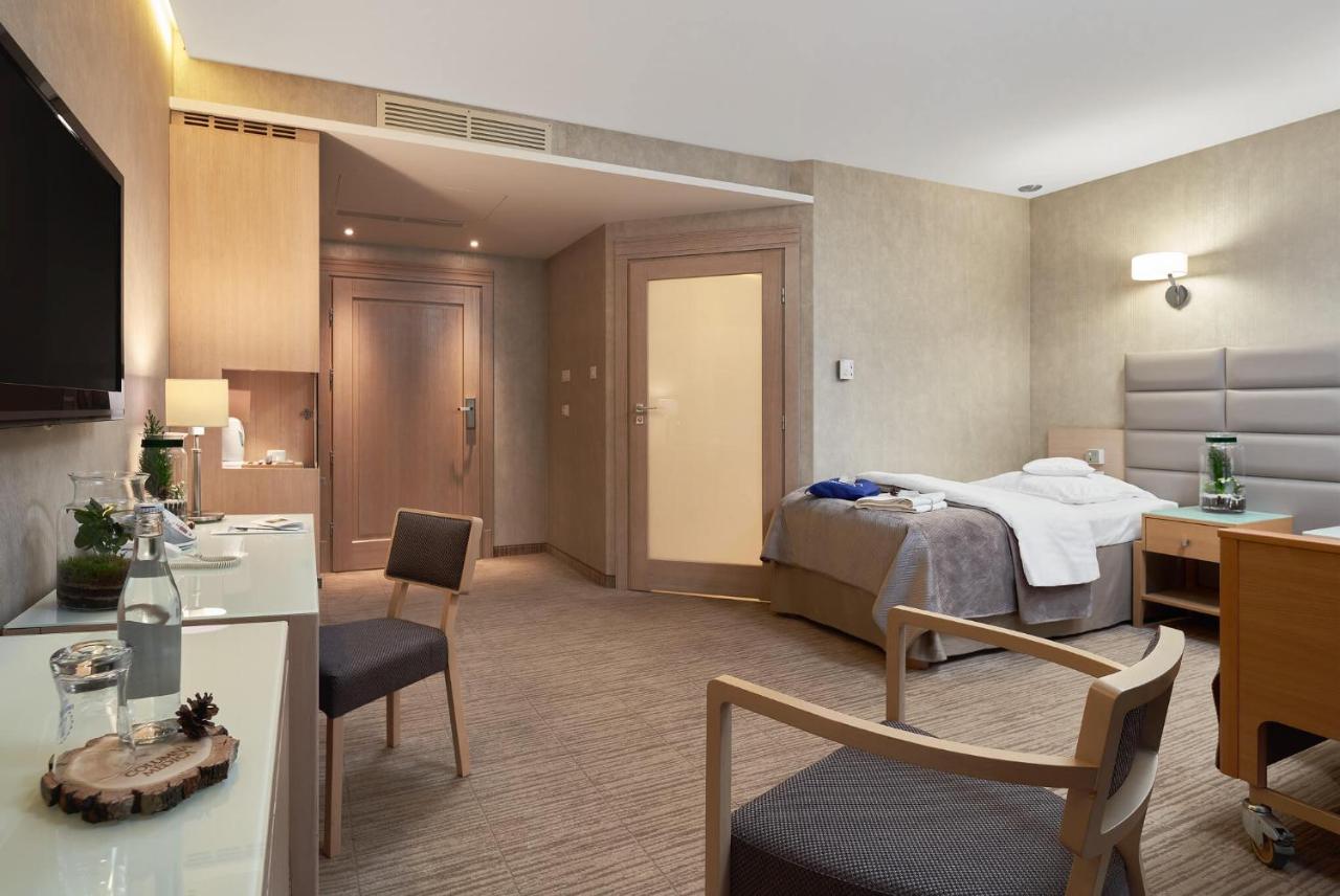 Columna Medica Hotell Łask Exteriör bild