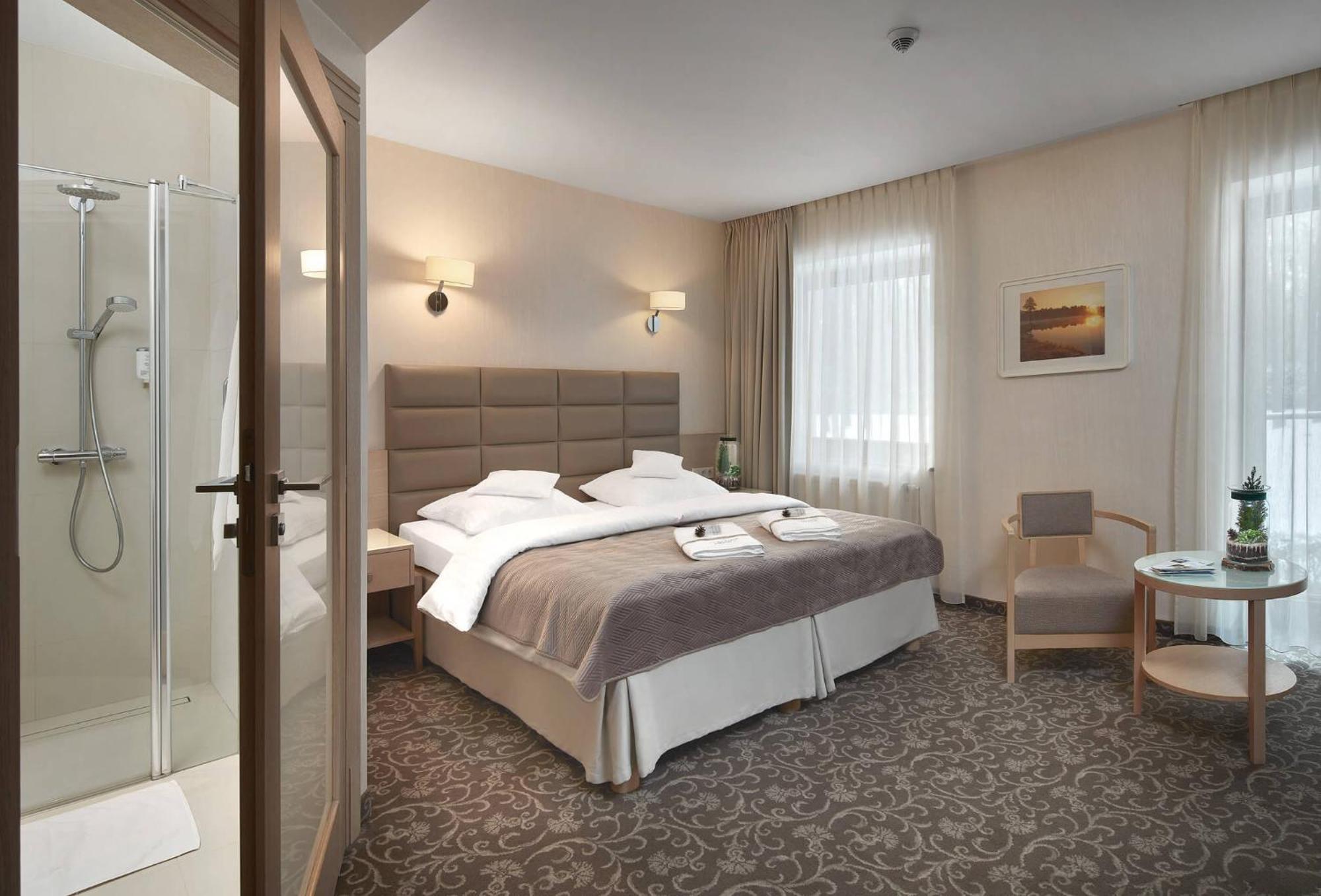Columna Medica Hotell Łask Exteriör bild